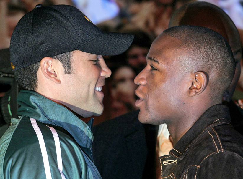 Las Vegas, 5 maggio 2007: si incontrano per il titolo WBC dei super-welter Floyd Mayweather Jr. e Oscar De La Hoya (Ap)